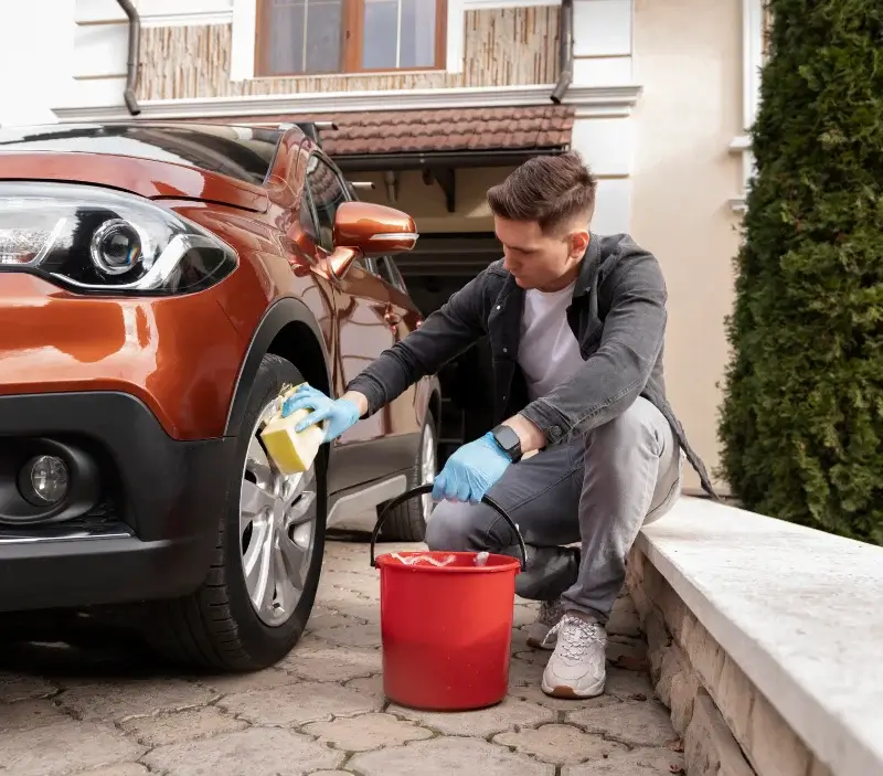 Lavage auto à domicile Saint-Mars-du-Désert : professionnel intervenant sur un véhicule